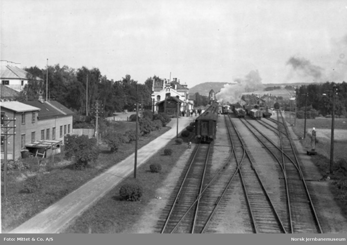 Oversiktsbilde over Levanger stasjon med persontog i spor 1 og motorvogn i spor 2