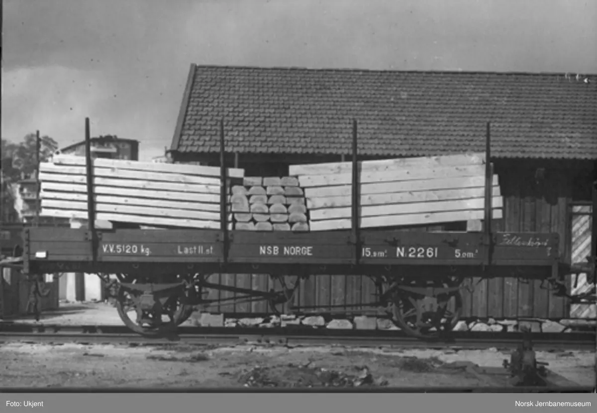 NSB stakevogn litra N1 nr. 2261 lastet med sviller - Norsk ...