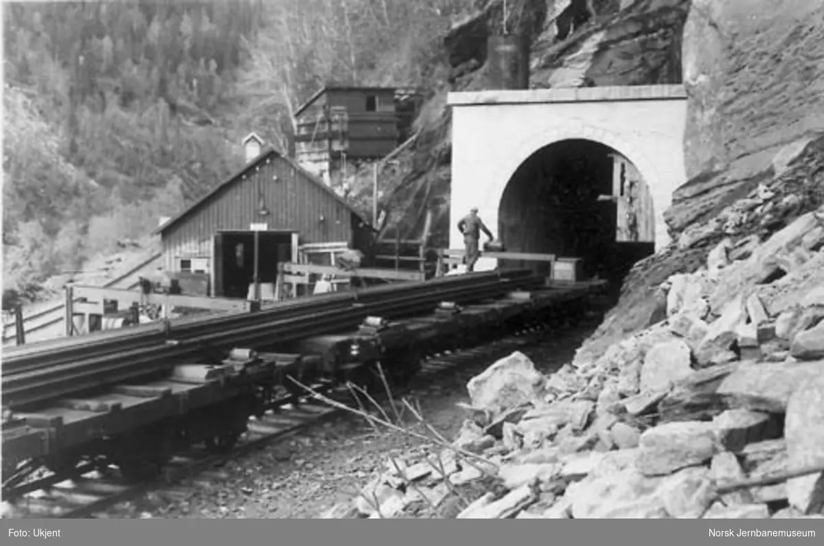 Dunderlandsbanens ombygging : første skinnelast til Ilhullia tunnel