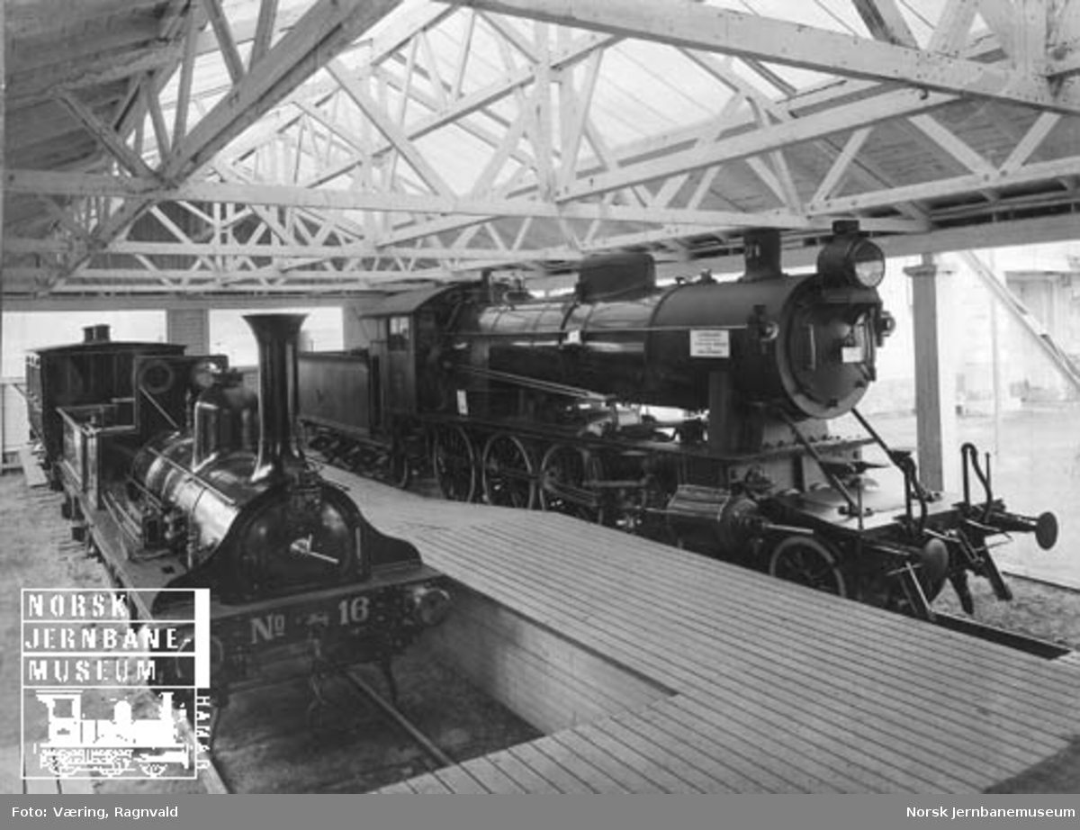 Jubileumsutstillingen 1914 : damplokomotiv nr. 16 og 271