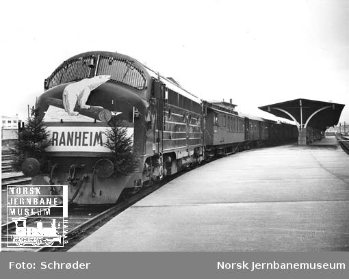 Ekstratog for Ranheim papirfabrikk, trukket av diesellokomotiv type Di 3