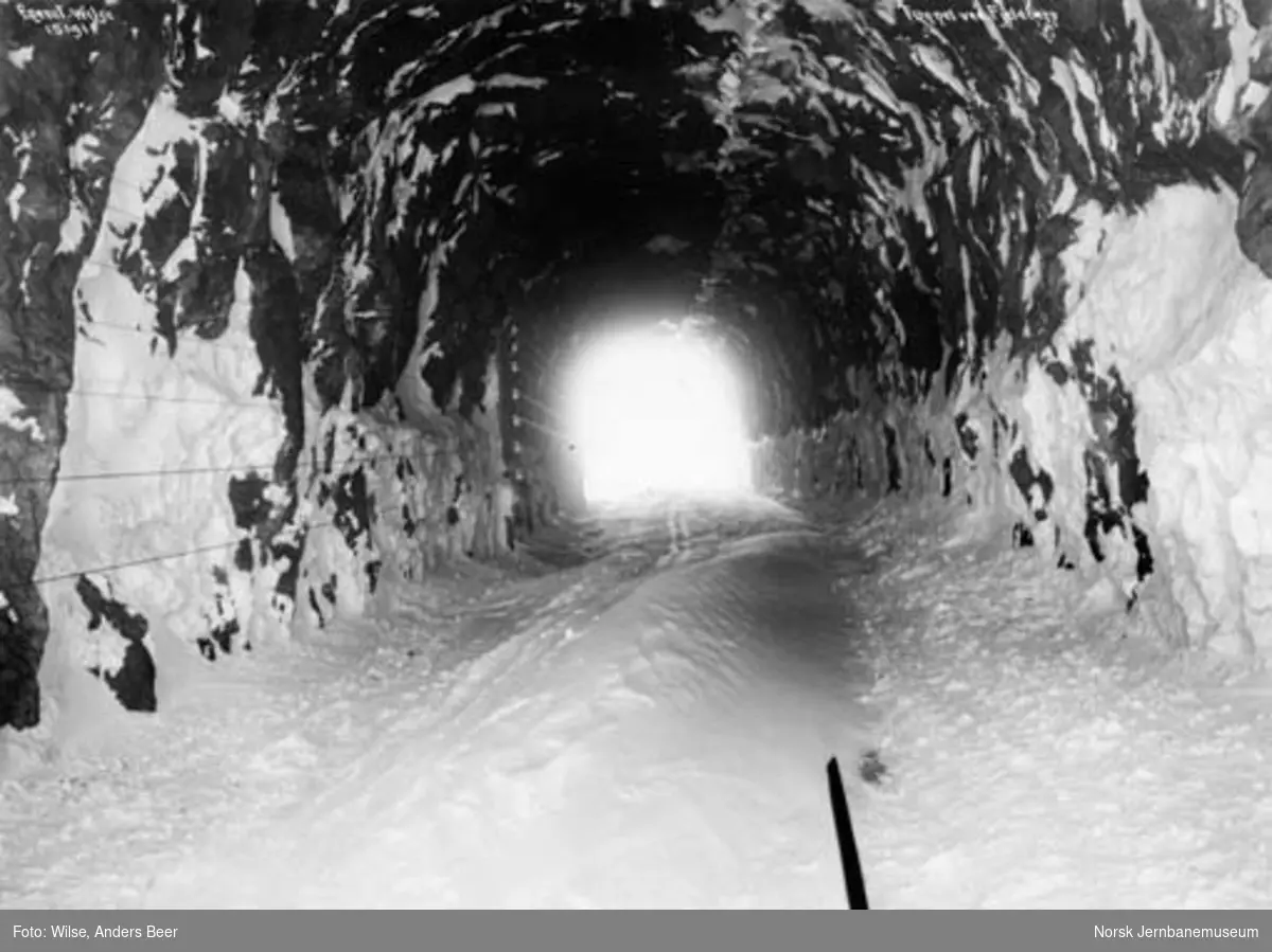 Tunnel ved Fjellberg : innvendig foto med skispor