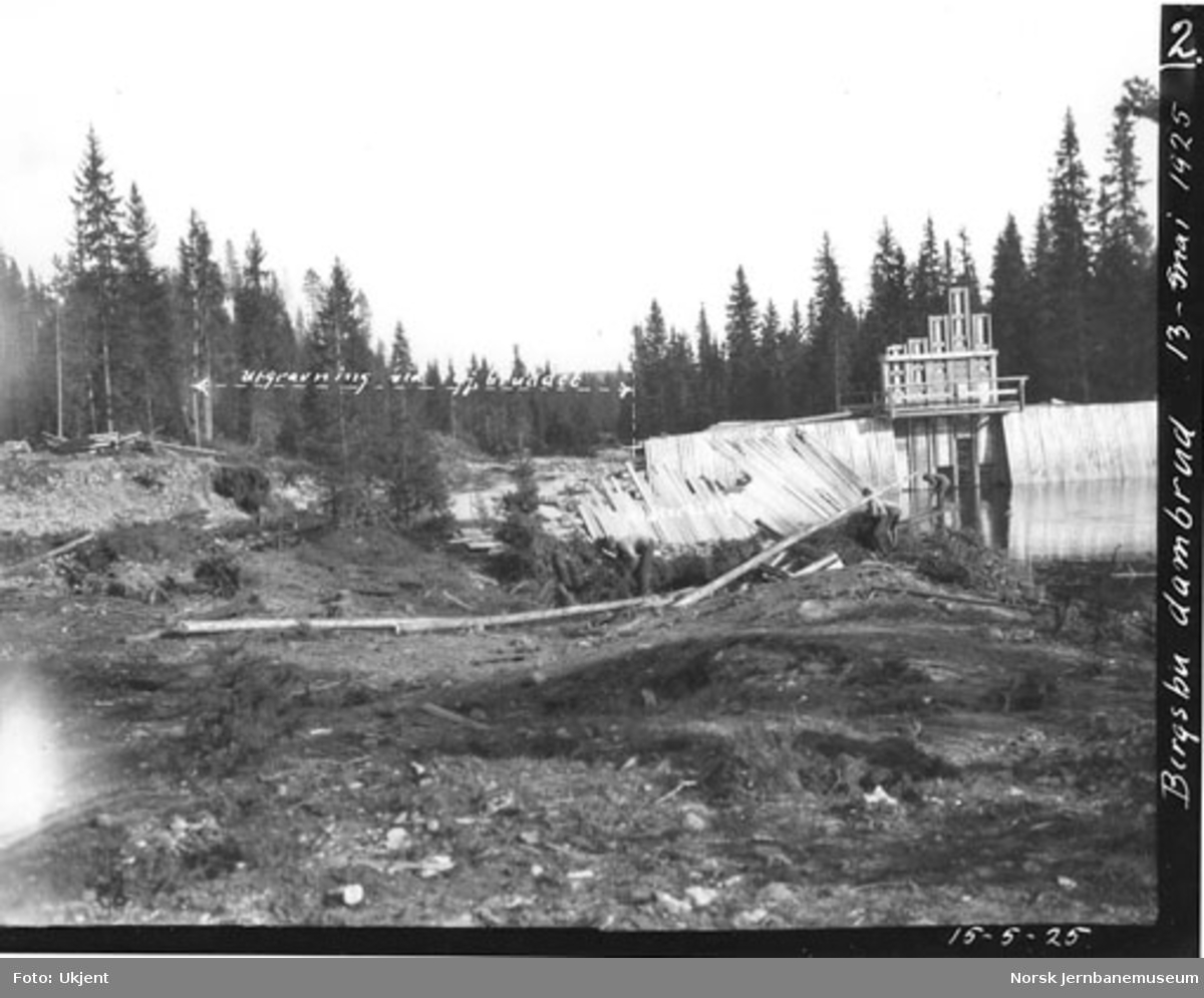 Brudd i Bergsbu dam i Brumund elv 13. mai 1925