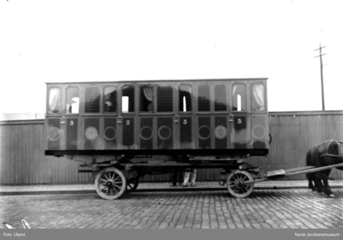 Vognkasse til smalsporet (1000 mm) personvogn til Skagensbanen lastet på hestevogn, trolig ved Skabo Jernbanevognfabrik