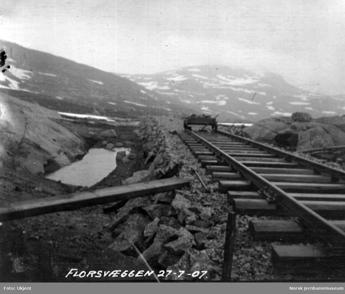 Bergensbanen ved Flossveggen, med en tralle på sporet
