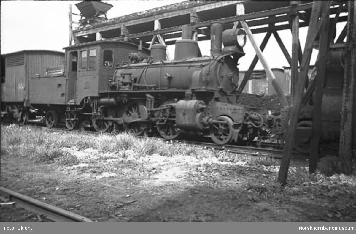 Smalsporet damplokomotiv type XXVI nr. 81 hensatt i Drammen