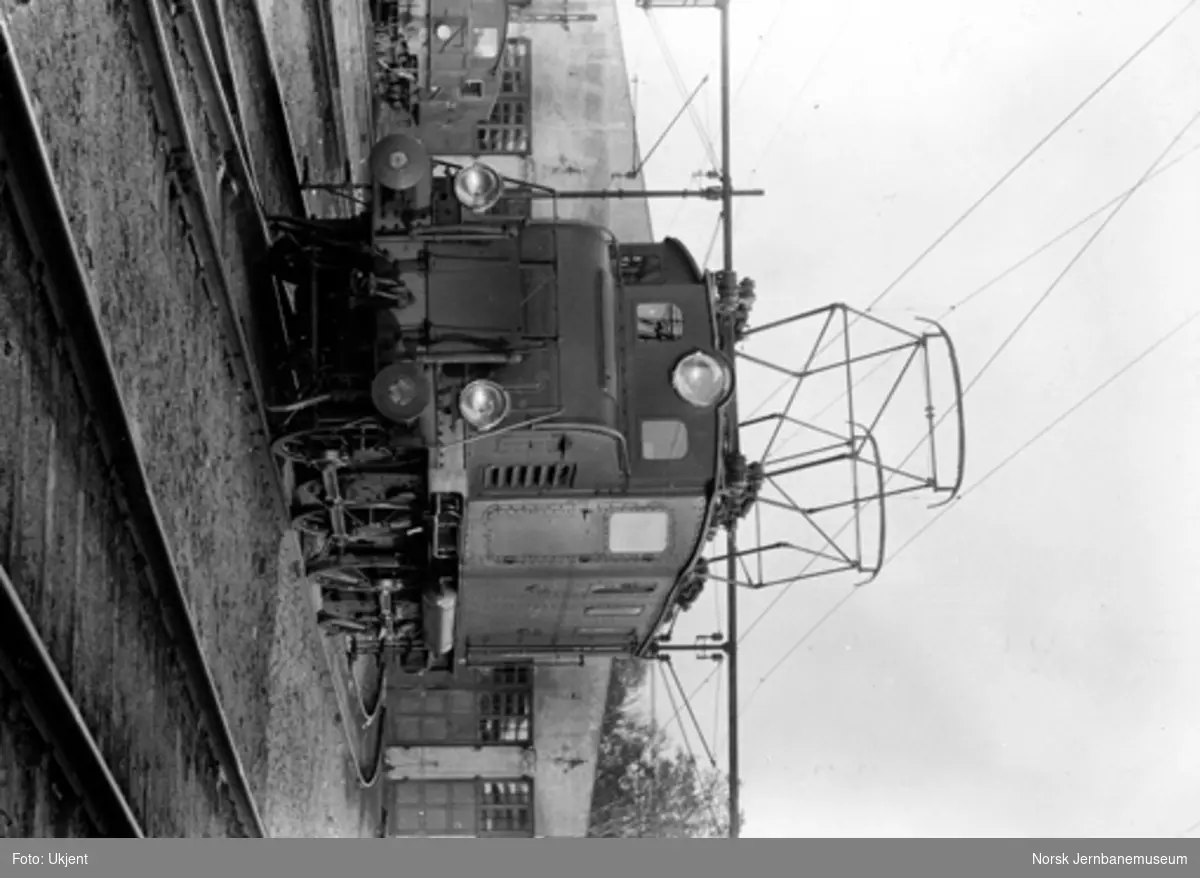 Drammenbanens elektrifisering : elektrisk lokomotiv El 1