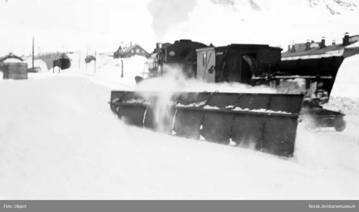 Damplokomotiv type 31a med snøryddingstog