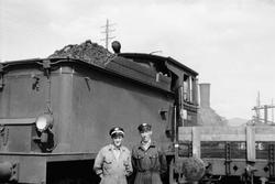 Alfred Øyen og Ola Brobakken foran damplokomotiv nr. 226 på 