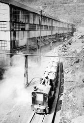 Diesellokomotiv med tog på Norsk Aluminium Co, NACO, Høyange