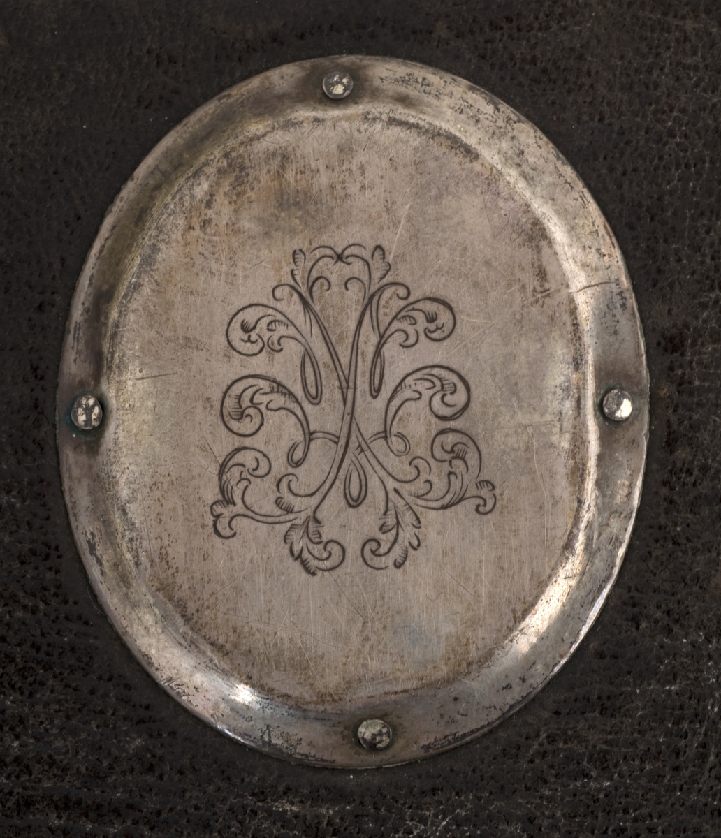 Alterbok med lærbind og sølvsbeslag og todelt futteral av lær og papp/papir.