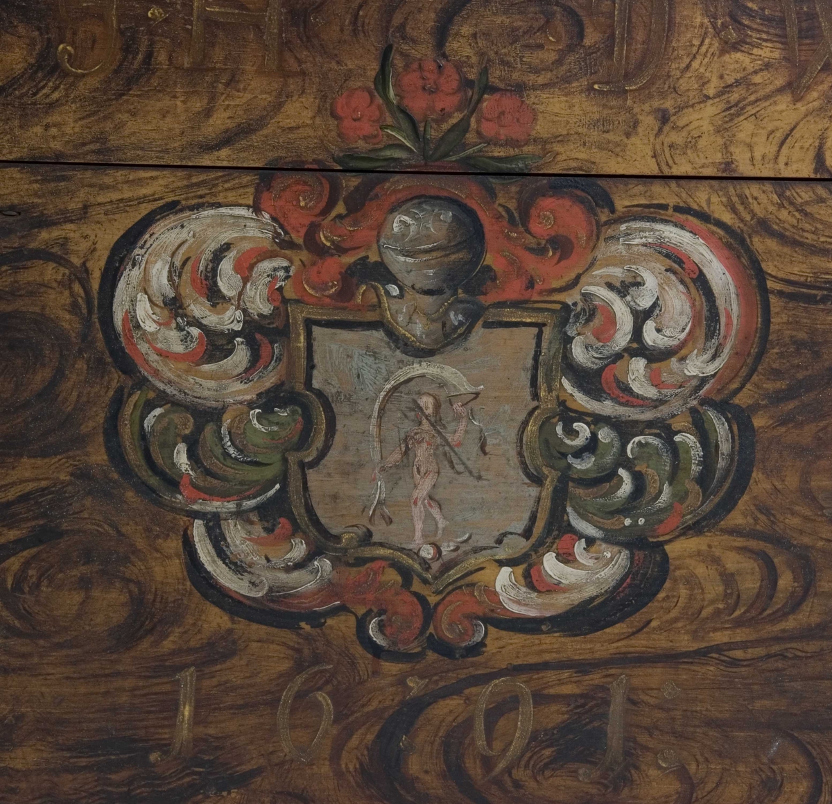 Kiste med buet lokk og to påmalte kartusjer med Fortuna-avbildninger.