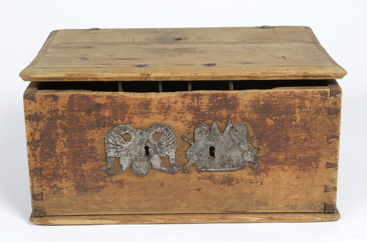 Rektangulær skin med hanker og flat lokk. På forside to nøkkelskilt med dyrornament.
Innskrift: 1756. Årstallet malt innvendig på lokket.