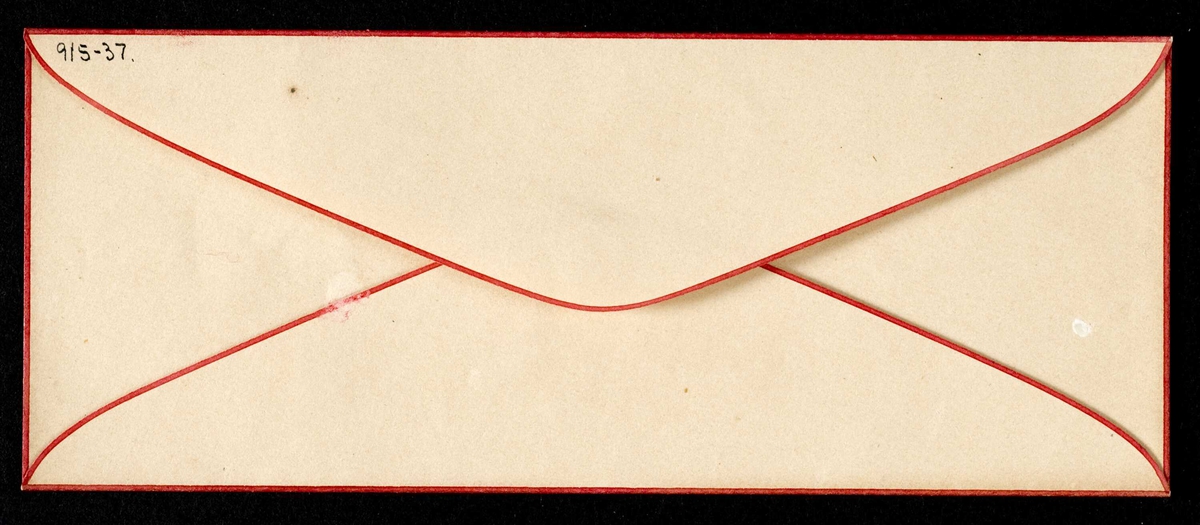 Lang smal konvolutt med røde kanter