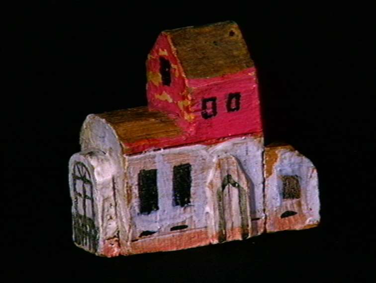 Sett med ca 200 leketøyhus laget av tre i forskjellige former og farger.