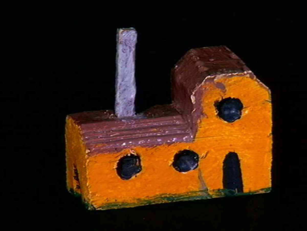 Sett med ca 200 leketøyhus laget av tre i forskjellige former og farger.