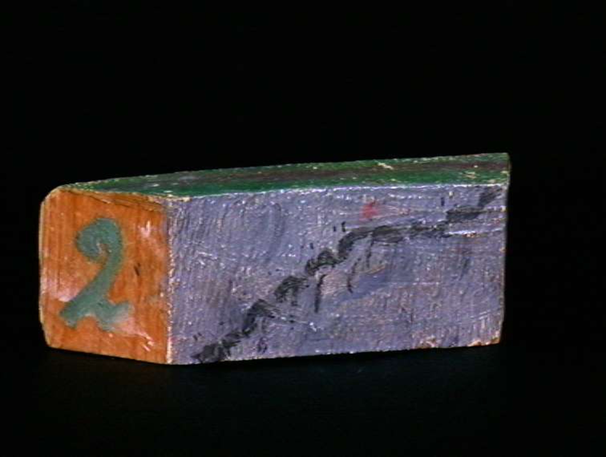 Sett med ca 200 leketøyhus laget av tre i forskjellige former og farger.