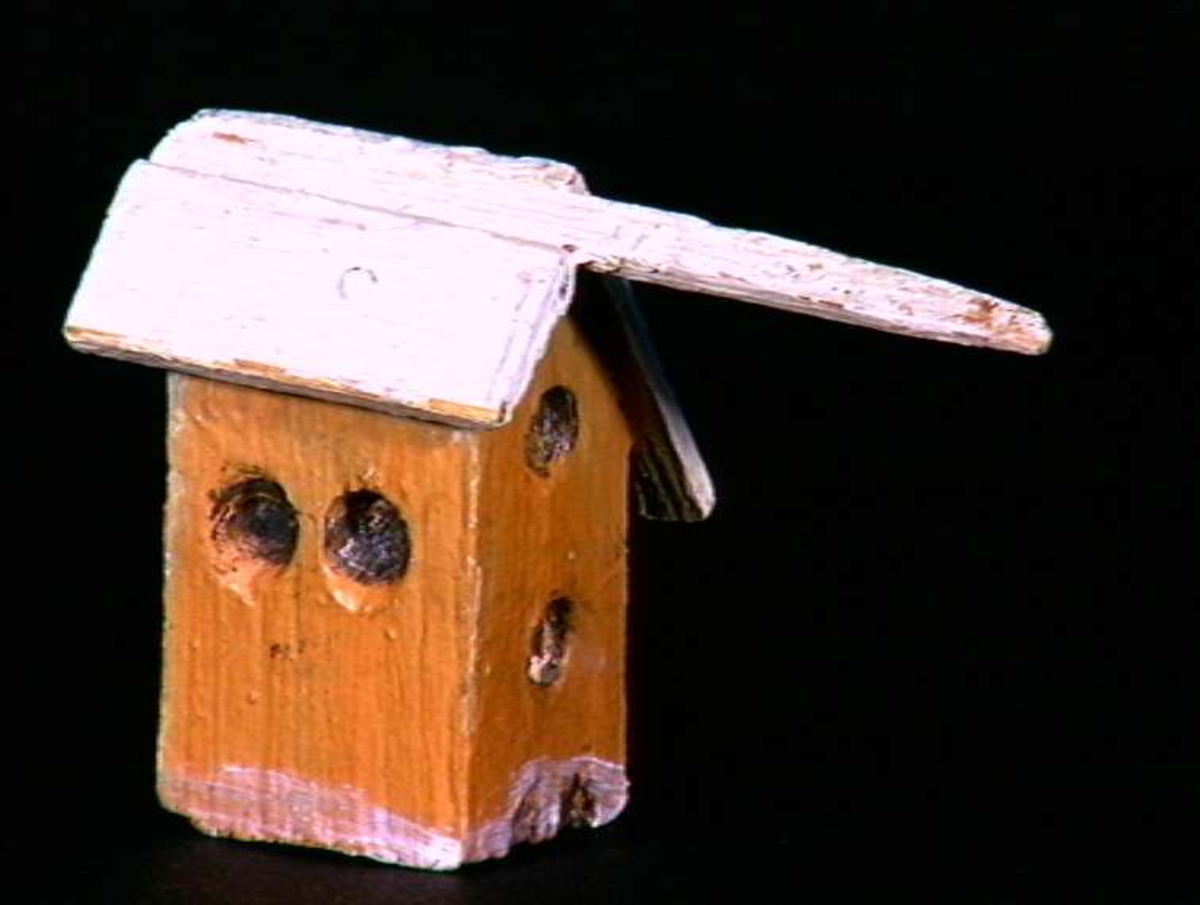 Sett med ca 200 leketøyhus laget av tre i forskjellige former og farger.