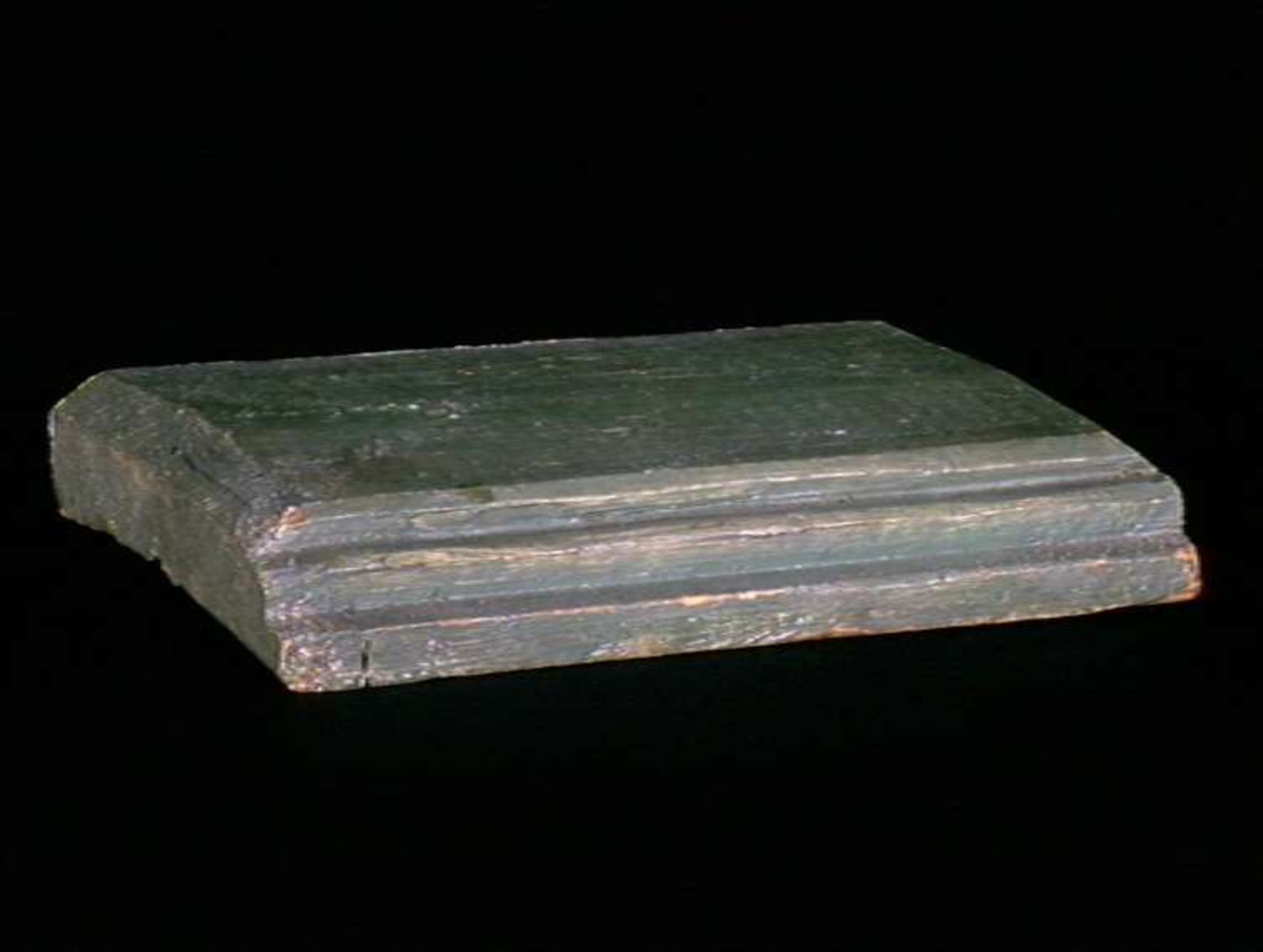 Sett med ca 200 leketøyhus laget av tre i forskjellige former og farger.