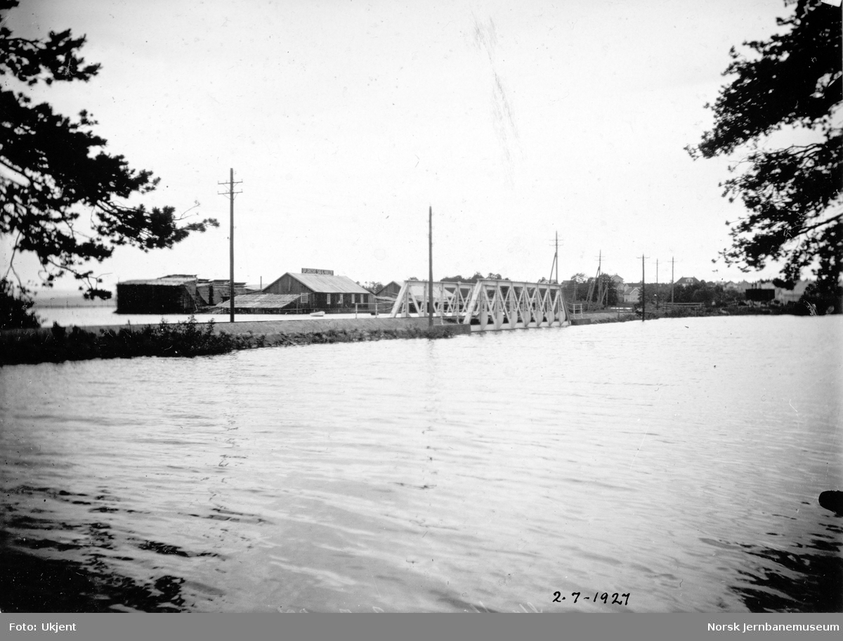 Flommen i 1927 : jernbanebrua over Åkersvika