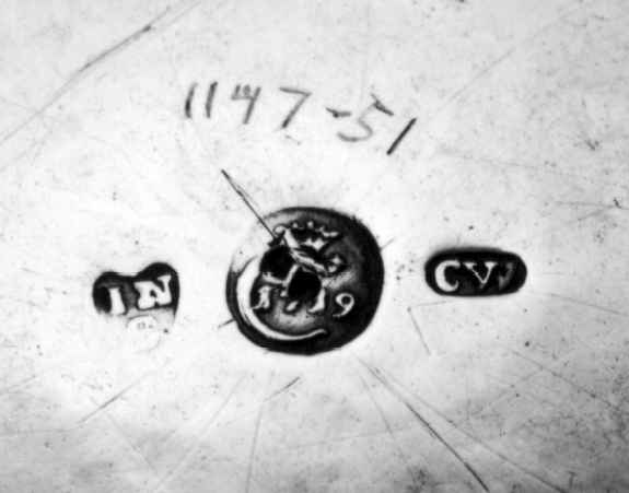 Sølvbeger med svakt utskrånende sider. Begeret står på tre kuleføtter og har lokk med tilsvarende kule som lokknapp. Innvendig og delvis utvendig forgylt. Inngravert speilmonogram og årstallet 1722.