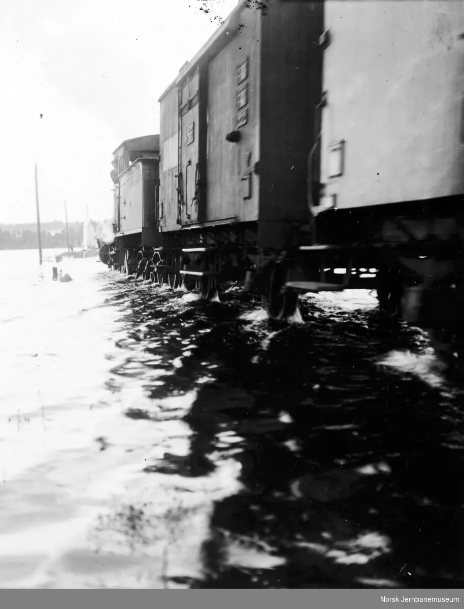 Flommen i 1927 : Tog 62 i Åkersvika, vannstand 8,29 meter