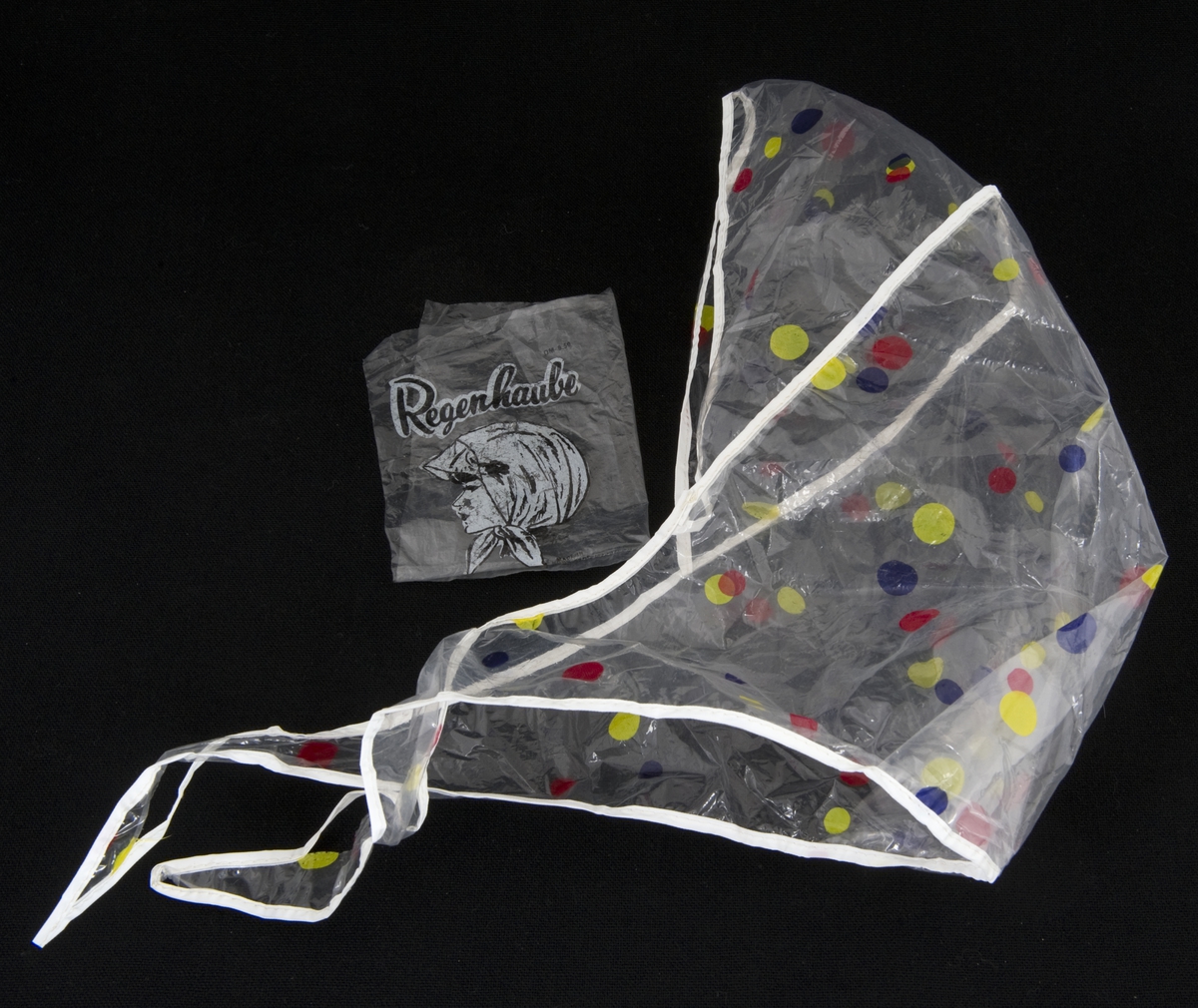 Figursydd, kantet med hvite bånd, knyting under haken Plastpose med tegning av modellen og tekst.