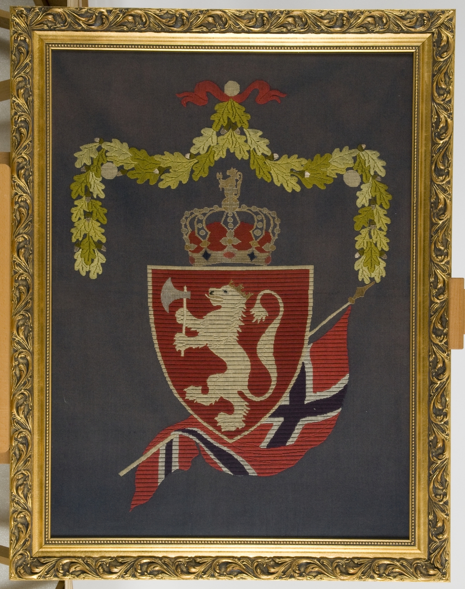 Kronet riksløve med det norske flagg.