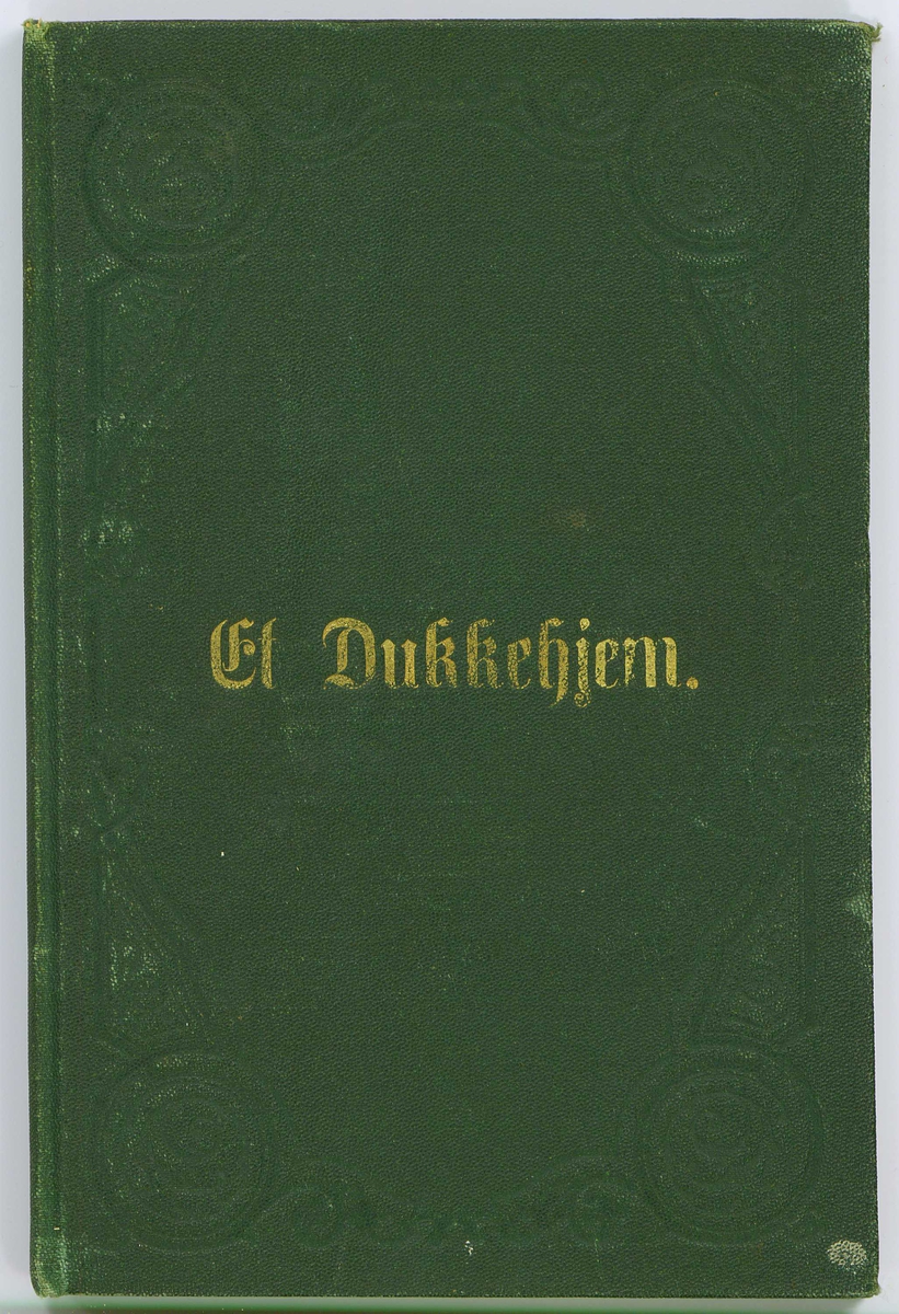 Omslag med mørkegrønt overtrekkspapir, gullfarget tittel.
Boken inneholder handlingsresyme og ni svart/hvitt  portrettfotografier fra " Et dukkehjem ".