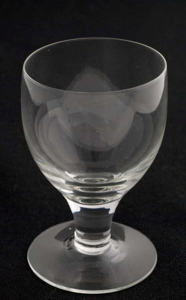 Hetvinsglass med stettefot