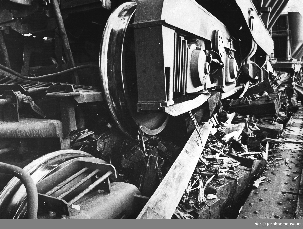 Avsporing 21. mars 1975 med malmtog på bru ved Norddalsenden, boggi på avsporet vogn