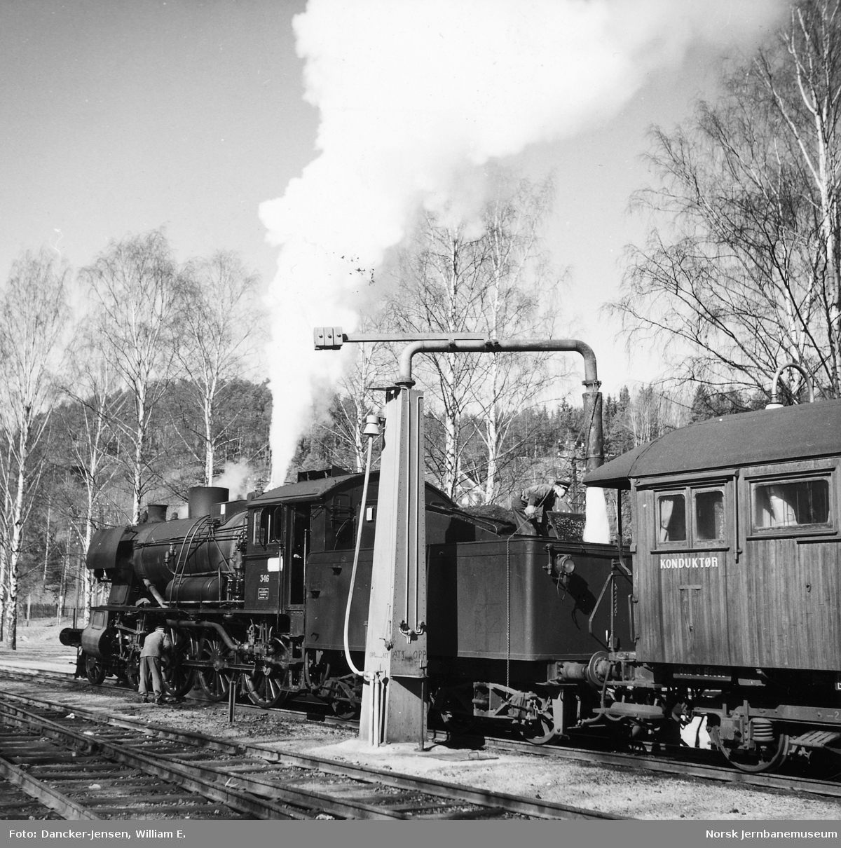 Damplokomotiv type 30b nr. 346 med påsketog 7301 tar vann på Ringebu stasjon