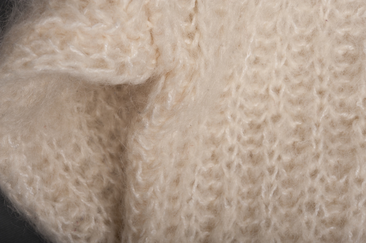 Hvit patentstrikket genser av ull, kort modell.