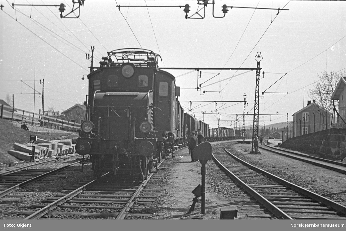 NSB elektrisk lokomotiv type El 1 med godstog på Spikkestad stasjon