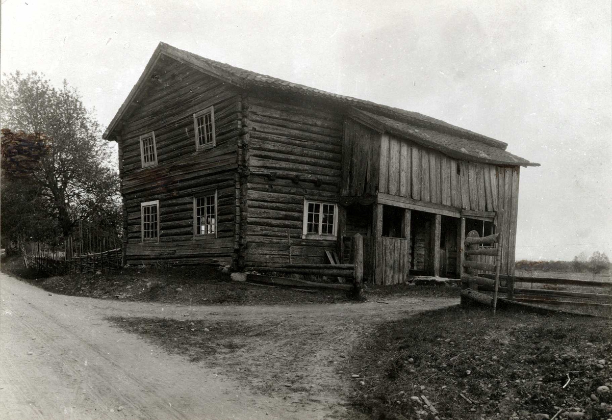 Hægebostad, Ullensaker, Øvre Romerike, Akershus. Forfallent tømmerhus med delvis innebygd svalgang.