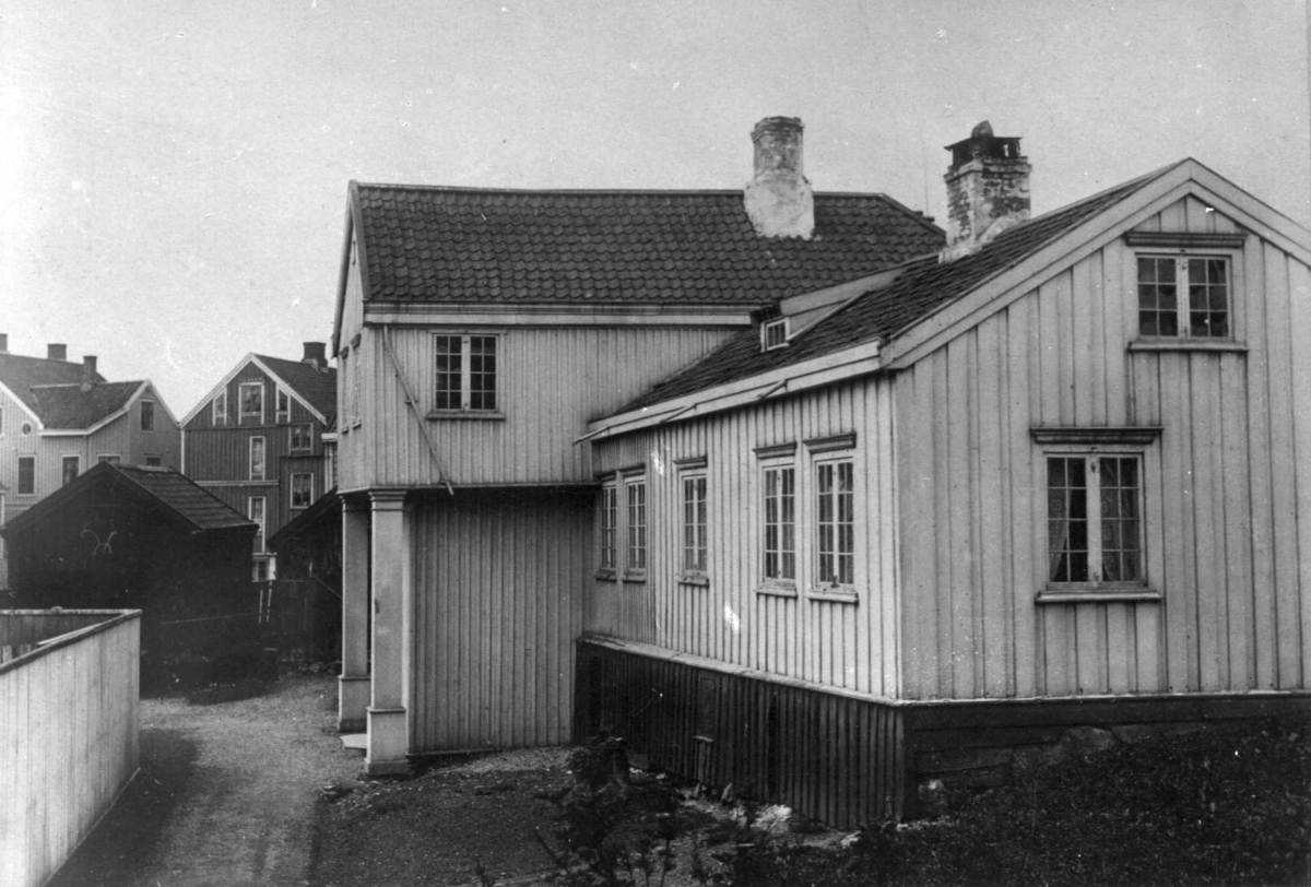 Gatebilde av hus ved torvet på Kirkelandet, Kristiansund 1880-tallet. Huset ble omtalt som Schaanninggaarden, etter den tidligere eier prost Schaanning og lå der Grand Hotel senere ble bygget.