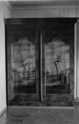 Skap med dekor malt av Peder Aadnes, på Ski, Søndre Land, Op