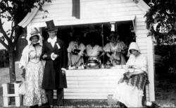 St. Hans feiring på Norsk Folkemuseum i 1916. Mennesker i dr