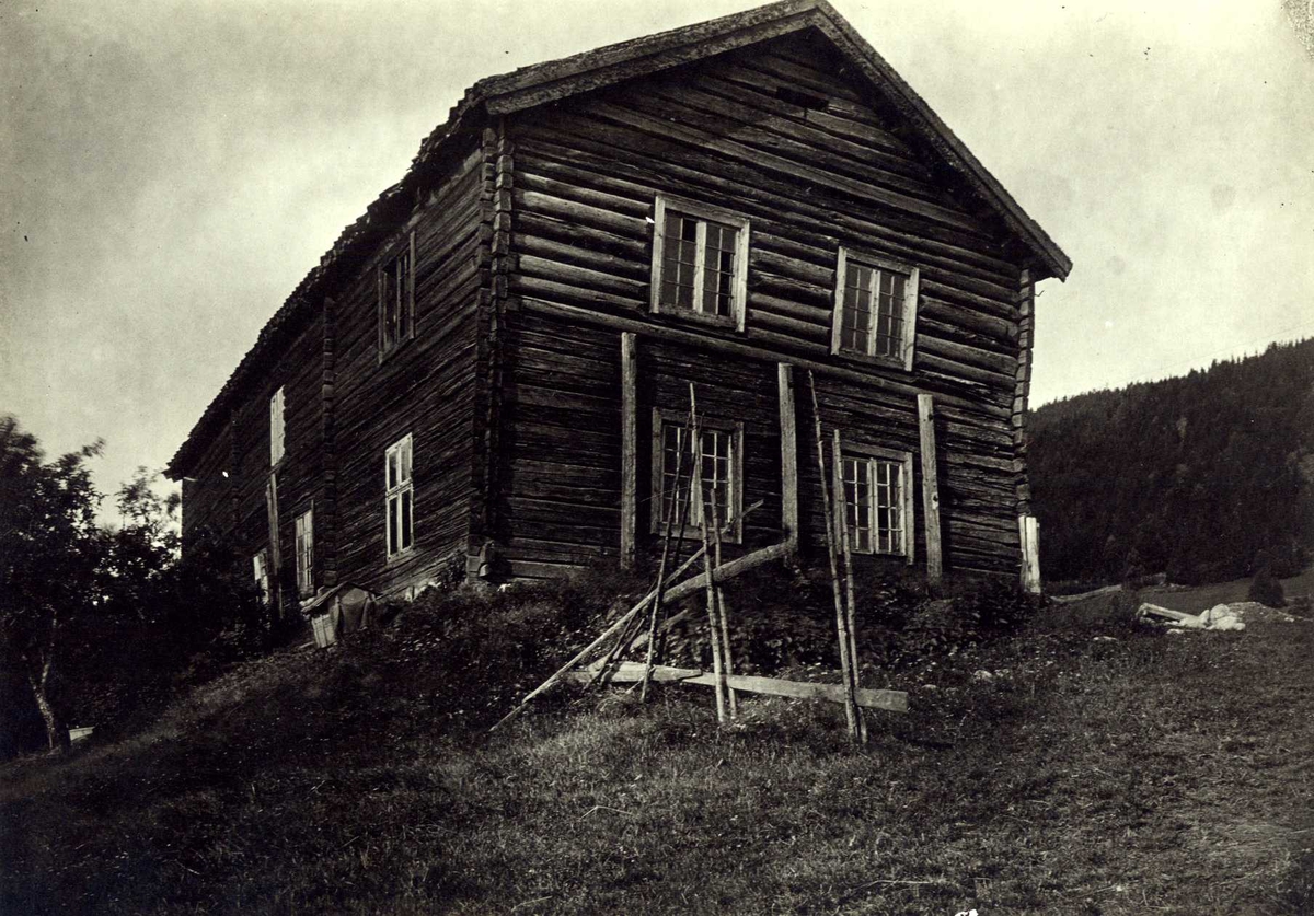 Bakli, Sør-Odal, Hedmark 1925. Hovedbygningen, tømmerhus.