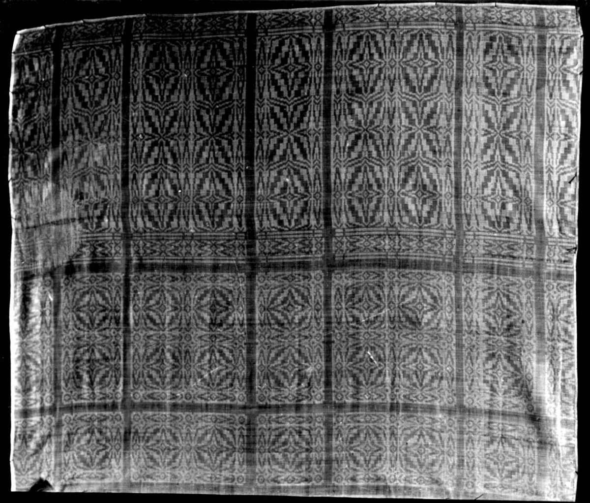 Hvit serviett med stripe og stjernemønster. Fra første halvdel av 1800-tallet, Tønsberg, Vestfold. Norsk hjemmevevet damask.