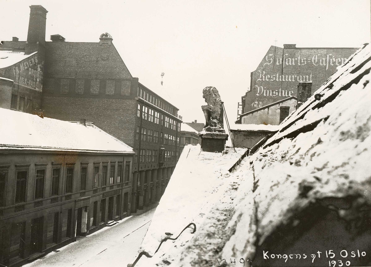Kongens gate 15, Oslo. 1930. Taket med skulptur og utsikt til gata.