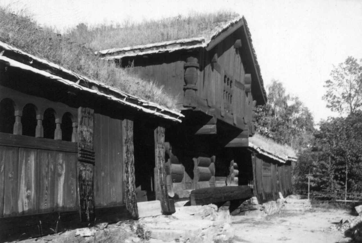 Setesdalstunet på Norsk folkemuseum (1941). Fra venstre: Årestue fra Åmlid i Valle, loft fra Ose i Bygland og stue fra Kjelleberg i Valle.
