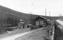 Nordgal'n Kolos, Trysil, Hedmark 1950. Stue, stabbur og skål