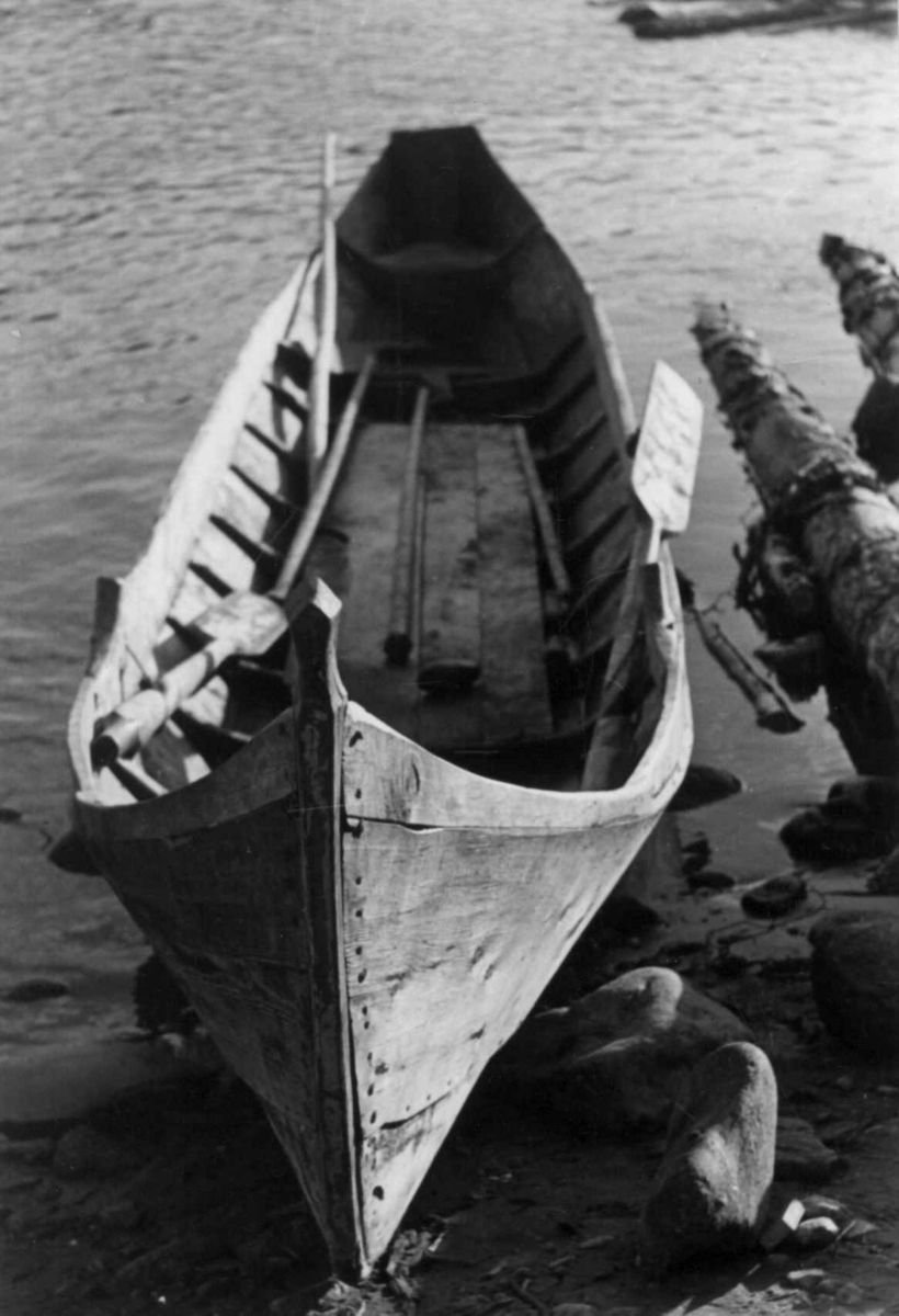 Elvebåt med årer. Utsjoki 1948.
