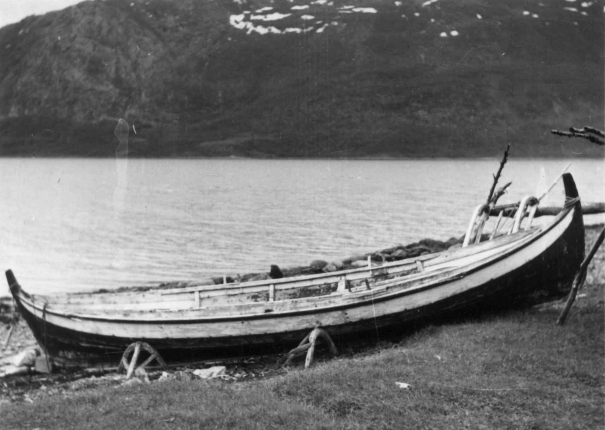 Båt støttet opp med "bordbakker". Stordalen 1948.