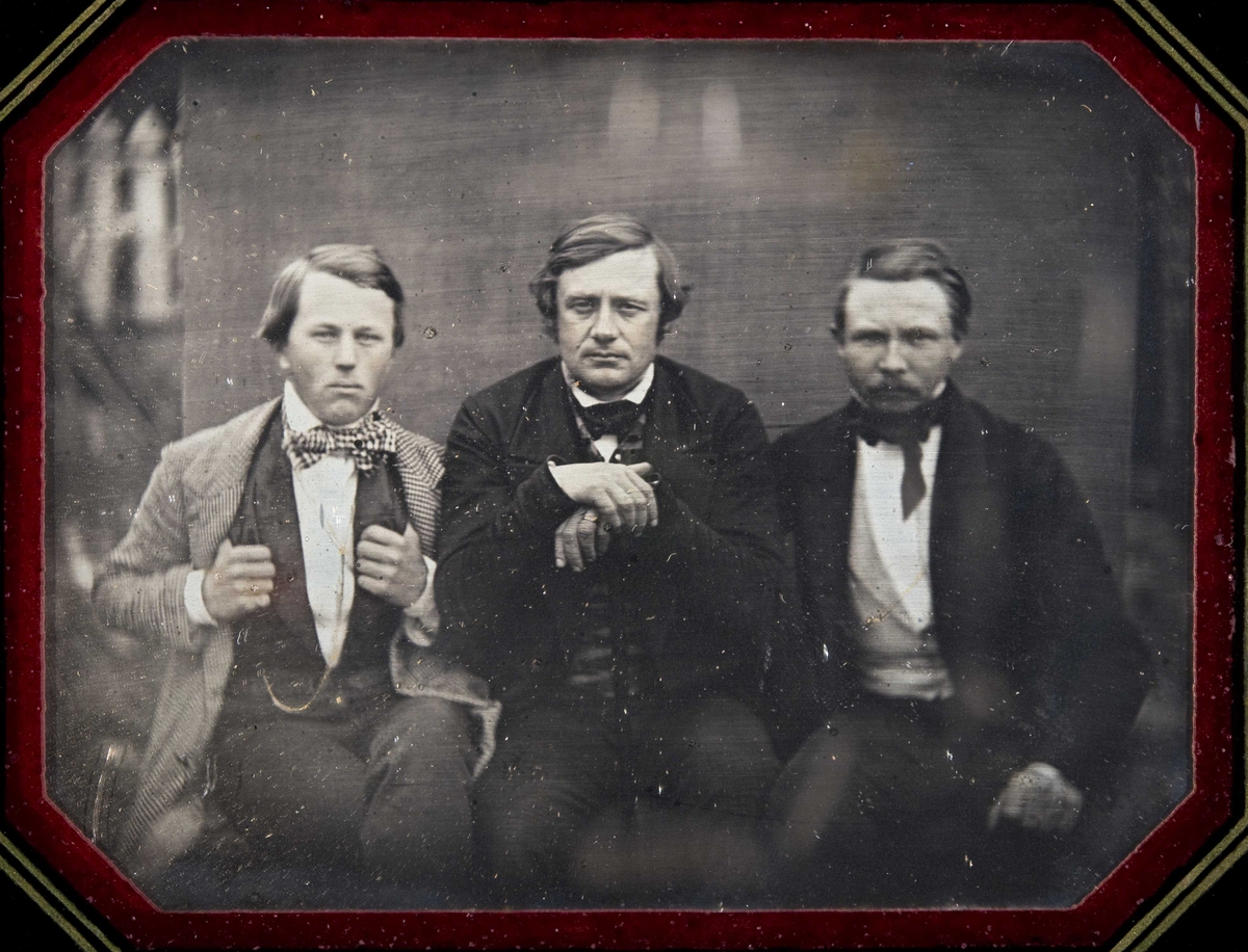 Daguerreotypi. Gruppeportrett av tre menn i halfigur utendørs. Fra venstre Jacob Aall, Thomas Hesselberg, antakelig og Jens Döllner, som var gartner på Nes fra 1852 til sin død omkring 1911.