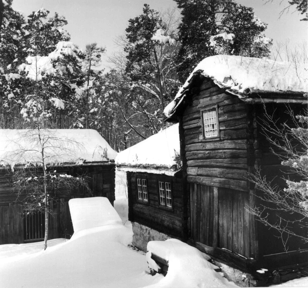 Oppstugu fra Bakarplassen, Mjøen i Oppdal, Sør-Trøndelag. Fotografert på Norsk folkemuseum, mars 1957.