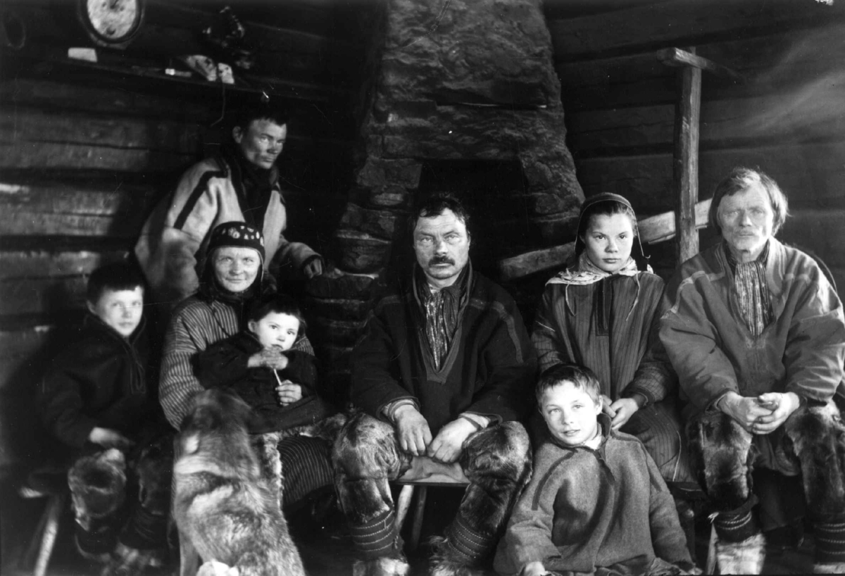 Finsk samefamilie ved grua. Roavvesavvun. 