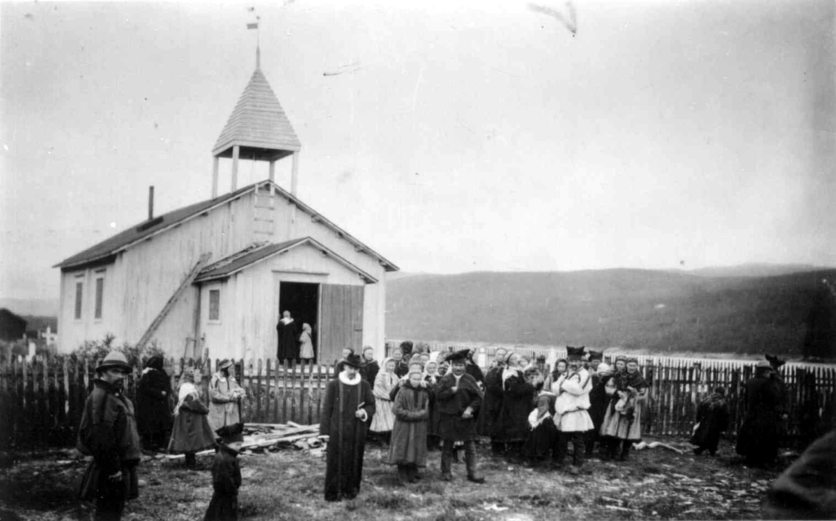 Mennesker samlet utenfor Polmak Kirke.