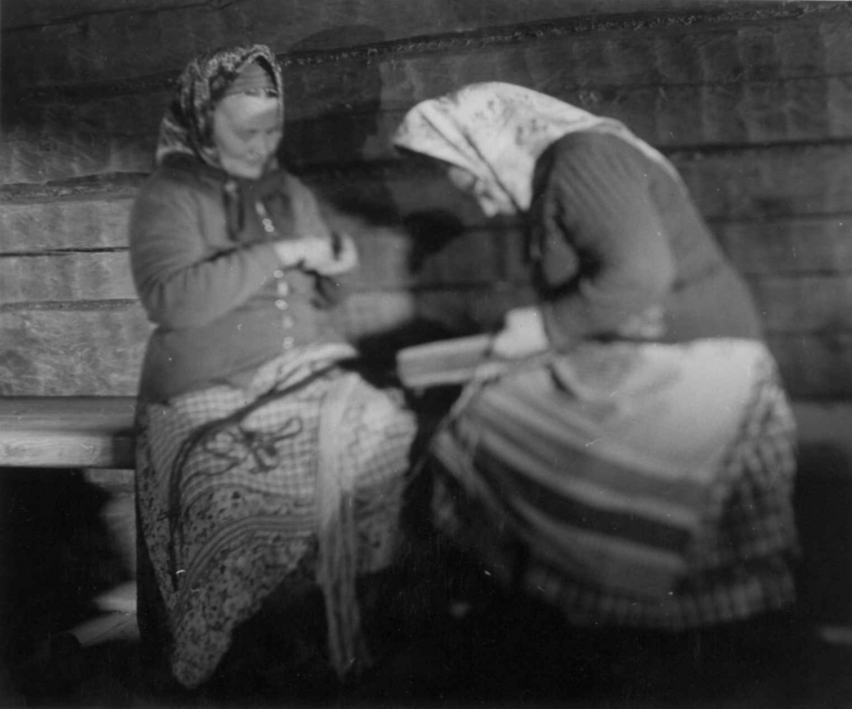 Greneveving (4). Skoltesamene Darja Jefreimov og Naska Moshnikov trer båndgrinnen til greneteppet. Seurasaari 1955.